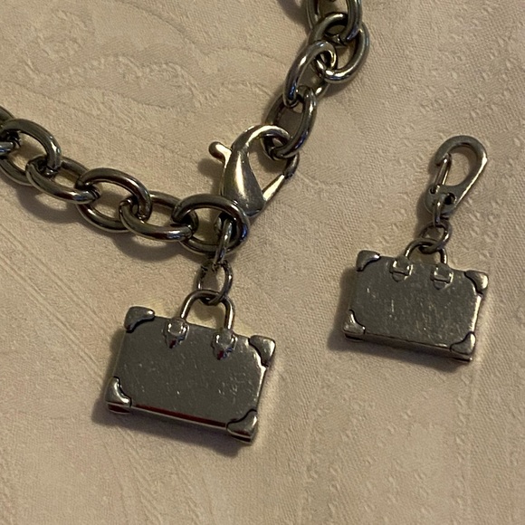 💯% Authentic Morellato suitcase bracelet and pendant 7.5” length - Picture 6 of 6